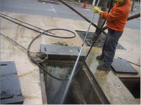 华龙池底污泥如何清理